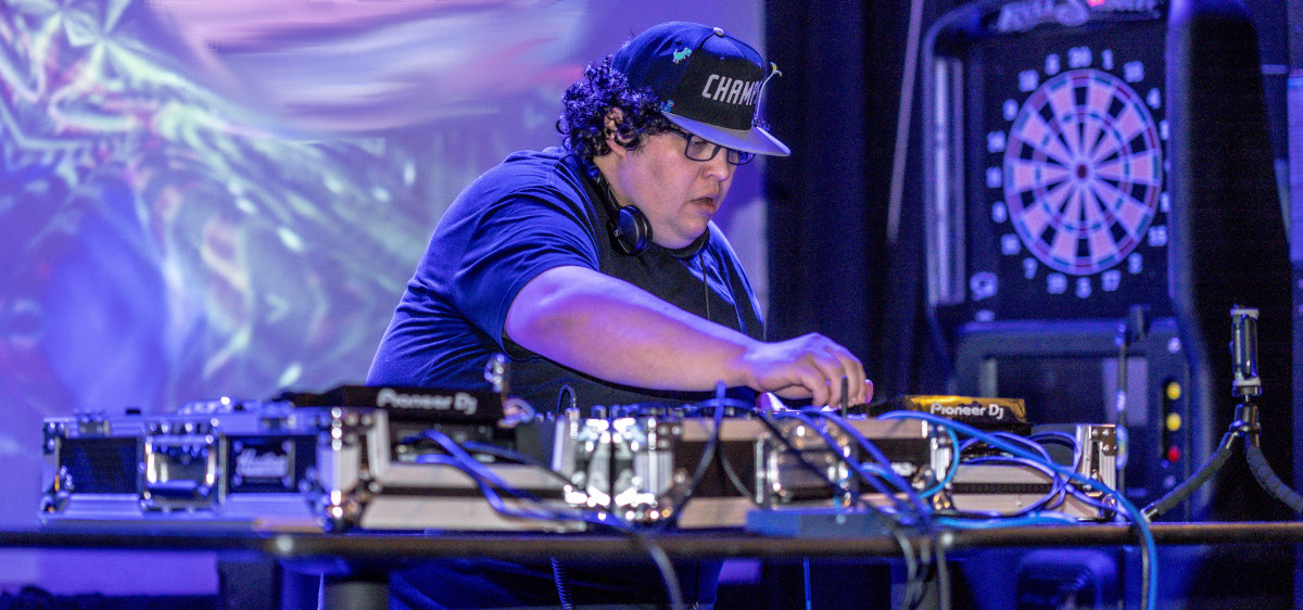 We use industry standard Pioneer DJ/Alpha Theta equipment and software.